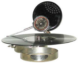 Illustration for article titled 12 Portable Record Players Gallery